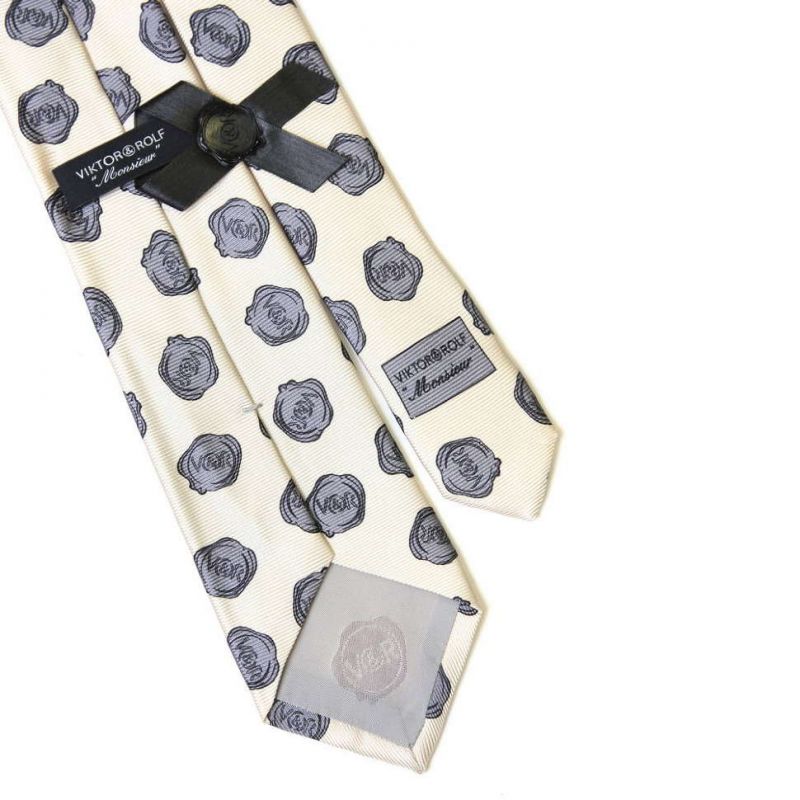 Кремовый галстук с серыми логотипами Viktor Rolf