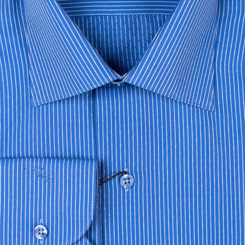 Рубашка голубая в белую полоску приталенная